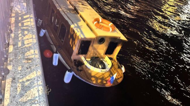 В Петербурге потушили загоревшийся прогулочный катер