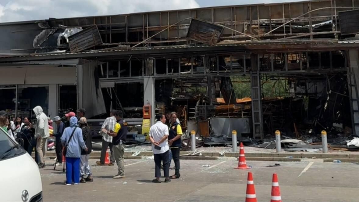 Магазин на заправке в Таиланде после обстрела Камбоджей. Фото Тимура Збарского Магазин на заправке в Таиланде после обстрела Камбоджей. Фото Тимура Збарского - РИА Новости, 1920, 08.12.2025