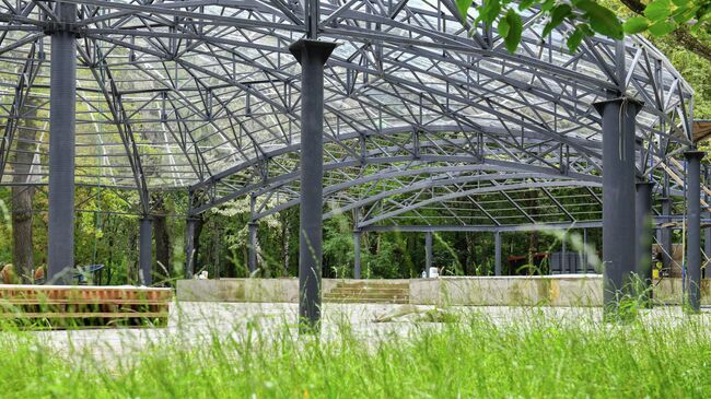 Установка сцены в парке Толстого в подмосковных Химках