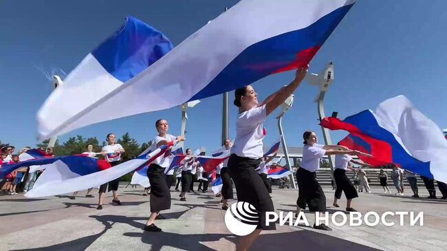 Флаг России площадью две тысячи квадратных метров в центре Мариуполя 