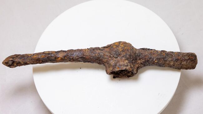 Боевой чекан, сделанный из дефицитного железа, по размерам и мощи превосходит обычные для своего времени топоры-клевцы