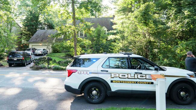 Автомобиль полиции у дома Джона Болтона в пригороде Вашингтоне во время обыска, который проводят сотрудники ФБР. 22 августа 2025