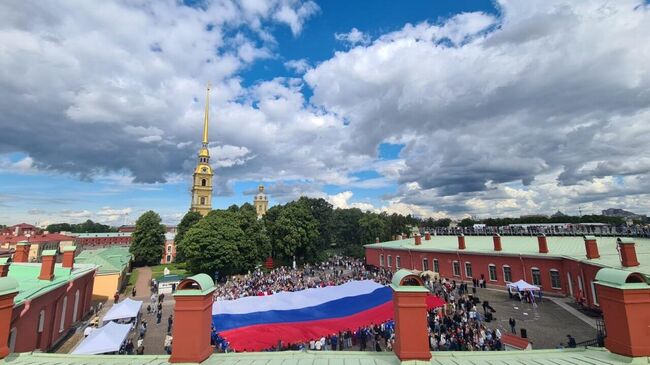 Флаг России размером 30 на 50 метров развернули в Петропавловской крепости в Санкт-Петербурге