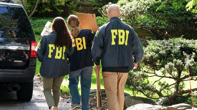 Агенты ФБР возле дома бывшего советника по национальной безопасности Джона Болтона