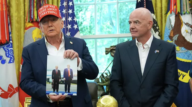 Президент США Дональд Трамп показывает фотографию с президентом России Владимиром Путиным