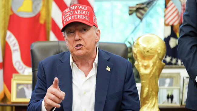 Президент США Дональд Трамп общается с журналистами в Овальном кабинете Белого дома Президент США Дональд Трамп общается с журналистами в Овальном кабинете Белого дома