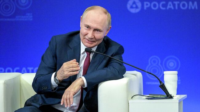 Президент РФ Владимир Путин во время встречи с сотрудниками предприятий атомной отрасли в Российском федеральном ядерном центре - Всероссийском научно-исследовательском институте экспериментальной физики в Сарове Президент РФ Владимир Путин во время встречи с сотрудниками предприятий атомной отрасли в Российском федеральном ядерном центре - Всероссийском научно-исследовательском институте экспериментальной физики в Сарове