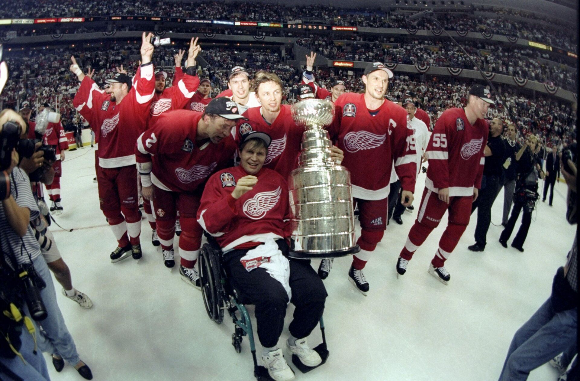 Владимир Константинов на церемонии награждения хоккеистов Детройт Ред Уингз, выигравших Кубок Стэнли-1998 Владимир Константинов на церемонии награждения хоккеистов Детройт Ред Уингз, выигравших Кубок Стэнли-1998 - РИА Новости, 1920, 23.08.2025