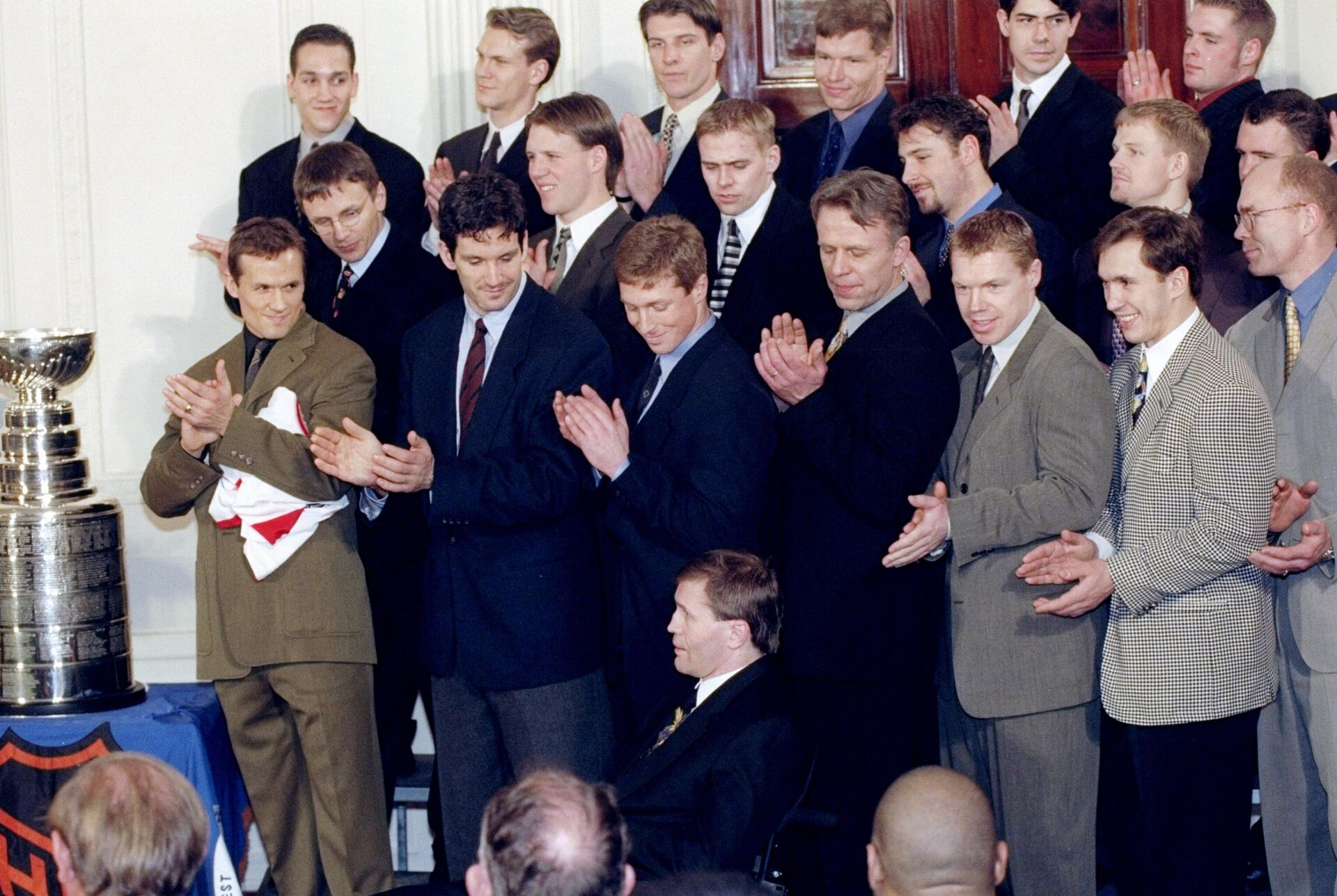 Владимир Константинов и хоккеисты Детройт Ред Уингз на приеме у Билла Клинтона в Белом доме Владимир Константинов и хоккеисты Детройт Ред Уингз на приеме у Билла Клинтона в Белом доме - РИА Новости, 1920, 23.08.2025