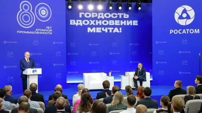 Президент РФ Владимир Путин во время встречи с сотрудниками предприятий атомной отрасли в Российском федеральном ядерном центре - Всероссийском научно-исследовательском институте экспериментальной физики в Сарове. 22 августа 2025