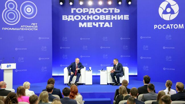 Президент РФ Владимир Путин во время встречи с сотрудниками предприятий атомной отрасли в Российском федеральном ядерном центре - Всероссийском научно-исследовательском институте экспериментальной физики в Сарове. 22 августа 2025