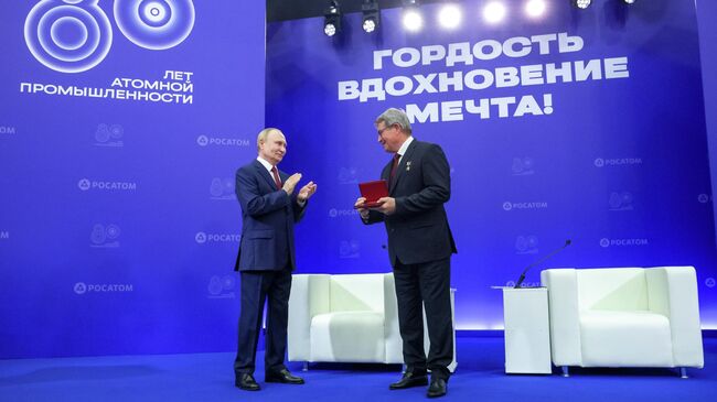 Президент РФ Владимир Путин и директор ядерного центра Валентин Костюков на церемонии вручения ордена За доблестный труд коллективу Российского федерального ядерного центра - Всероссийского научно-исследовательского института экспериментальной физики в Сарове. 22 августа 2025