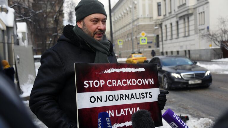 Член Совета по правам человека при президенте РФ, исполнительный директор МИА Россия Сегодня Кирилл Вышинский в одиночном пикете против травли работников российских СМИ в Латвии и Прибалтике у Дома приемов МИД России