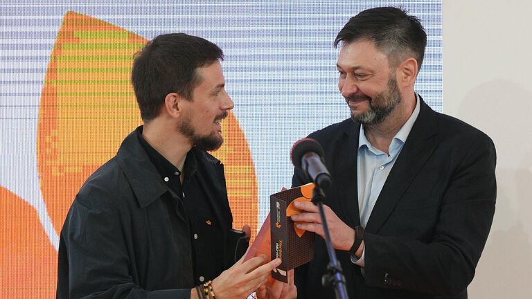 Руководитель портала РИА Новости Украина Кирилл Вышинский и фотограф Габриэле Чеккони, удостоенный Гран-при V Международного конкурса фотожурналистики имени Андрея Стенина за серию Отверженные и земля