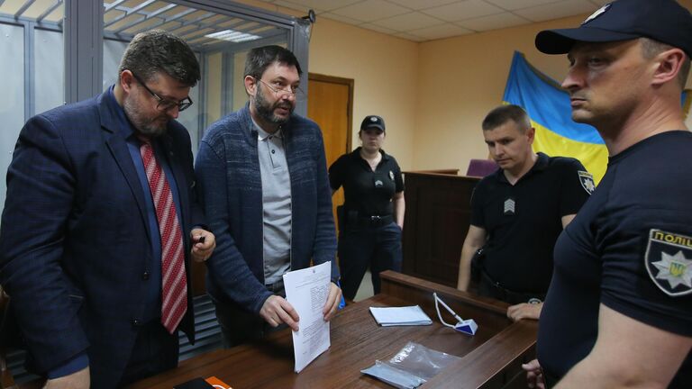 Руководитель портала РИА Новости Украина Кирилл Вышинский и адвокат Андрей Доманский на заседании Подольского районного суда Киева