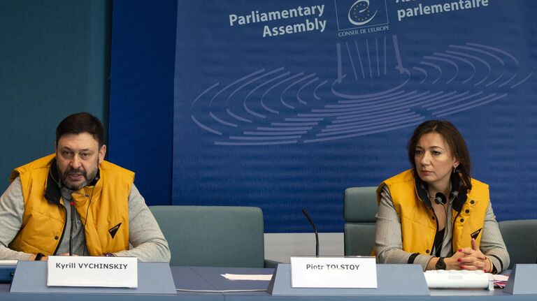 Глава Sputnik Эстония Елена Черышева и исполнительный директор МИА Россия сегодня Кирилл Вышинский во время пресс-конференции на полях сессии Парламентской ассамблеи Совета Европы