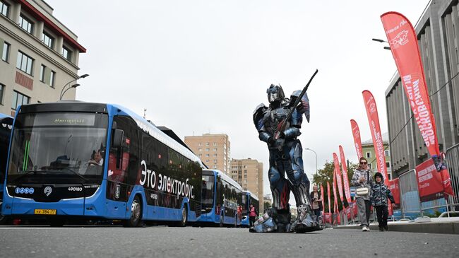 Участники перед началом парада экологичной техники в рамках Московского транспортного электрофестиваля. 23 августа 2025