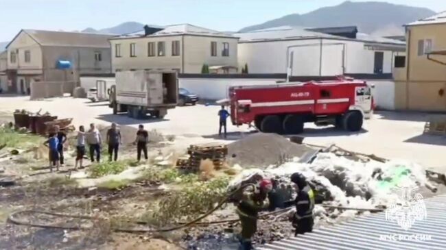 Ликвидация пожара на складе на территории Куядинского рынка в Махачкале. 23 августа 2025