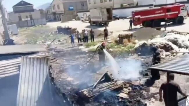 Ликвидация пожара на складе на территории Куядинского рынка в Махачкале. 23 августа 2025