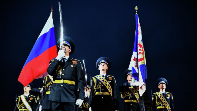 Военнослужащие роты почетного караула Президентского полка на торжественной церемонии открытия XVII Международного военно-музыкального фестиваля Спасская башня на Красной площади в Москве