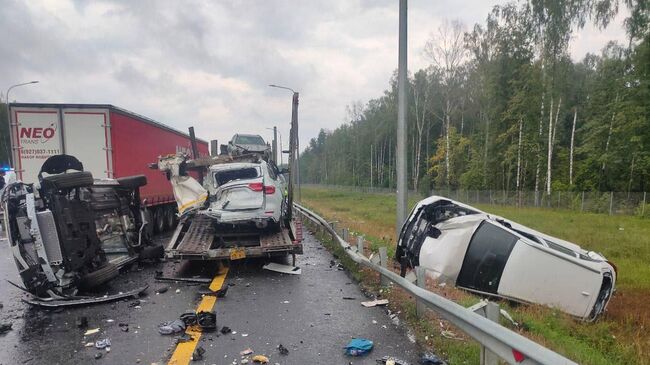 Последствия столкновения автовоза и фуры с цистерной со сжиженной углекислотой на трассе М-12 в Арзамасском районе Нижегородской области