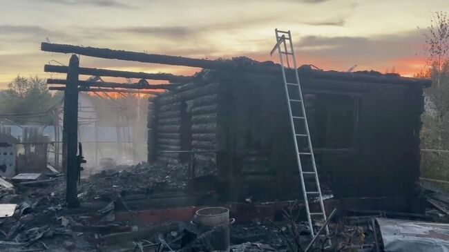 Последствия пожара в частном доме в подмосковной деревне Масюгино. 23 августа 2025