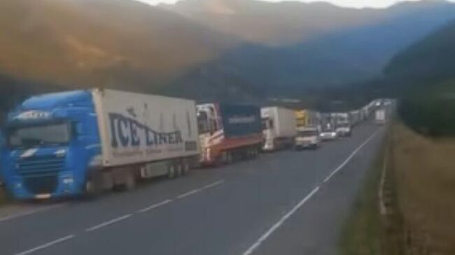 Армянские фуры с сельхозпродукцией на КПП Верхний Ларс. 24 августа 2025