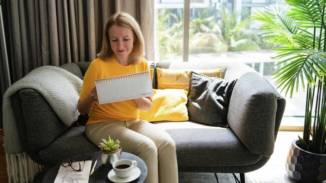 Женщина смотрит на календарь