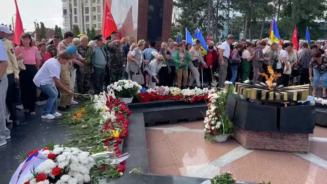 Возложение цветов к Вечному огню на мемориале Вечность в Кишиневе