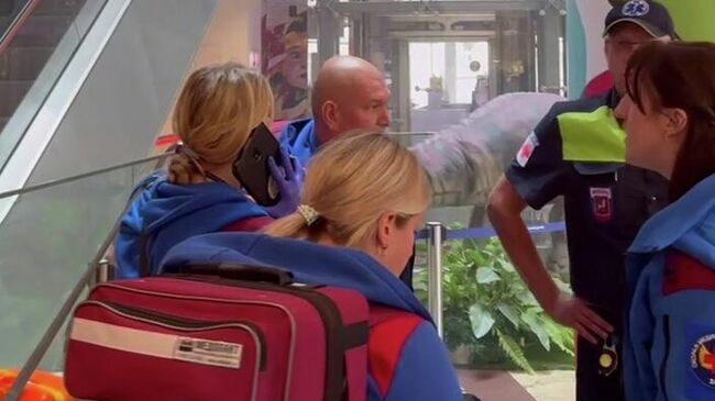 Медики на месте происшествия в ЦДМ