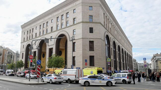 Автомобили полиции и скорой помощи у Центрального детского магазина в Москве