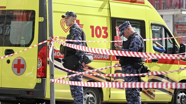 Автомобиль скорой помощи и оцепление у Центрального детского магазина в Москве