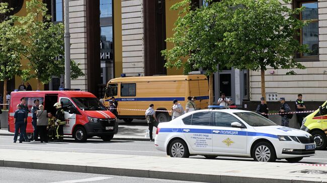Автомобили противопожарной службы, полиции и ФСБ у Центрального детского магазина в Москве