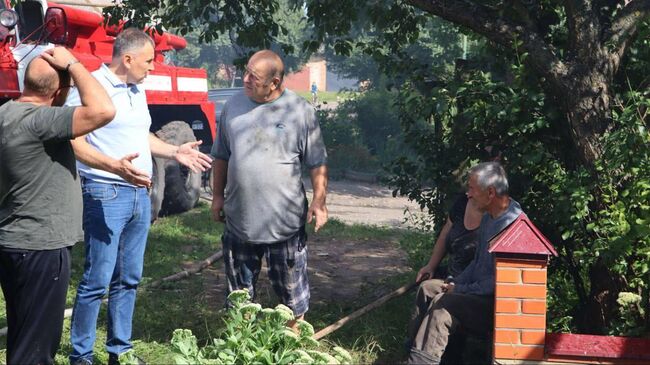 Жители на улице Рыльска после удара ВСУ 