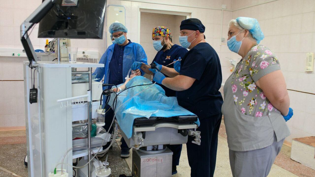 Врачи Краевой детской клинической больницы №1 проводят операцию девочке - РИА Новости, 1920, 25.08.2025