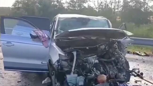 Последствия столкновения трех автомобилей на трассе в Миллеровском районе Ростовской области