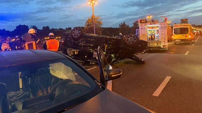 ДТП с двумя легковыми автомобилями на Фрунзенской набережной в Москве. 24 августа 2025