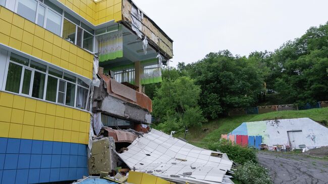 Поврежденный в результате землетрясения детский сад в Петропавловске-Камчатском