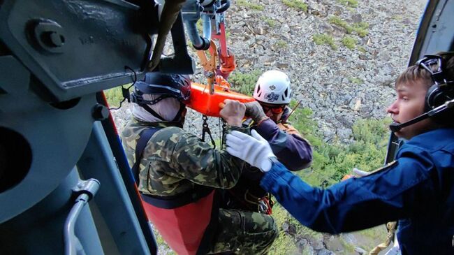 Спасатели МЧС России эвакуировали туристов в Магаданской области