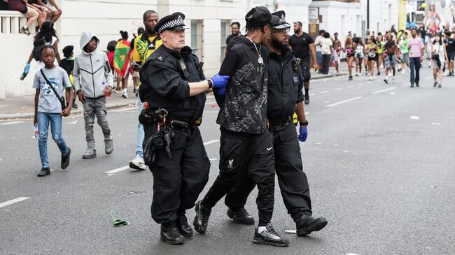 Задержание участника карибского карнавала в лондонском районе Ноттинг-Хилл. 24 августа 2025