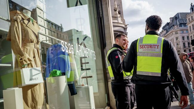 Охрана возле магазина одежды в Лондоне