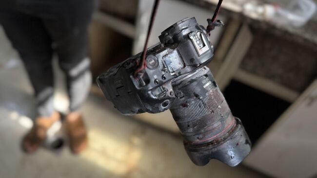 Камера одного из журналистов, пострадавших при израильском ударе по больнице Нассер на юге сектора Газа. 25 августа 2025