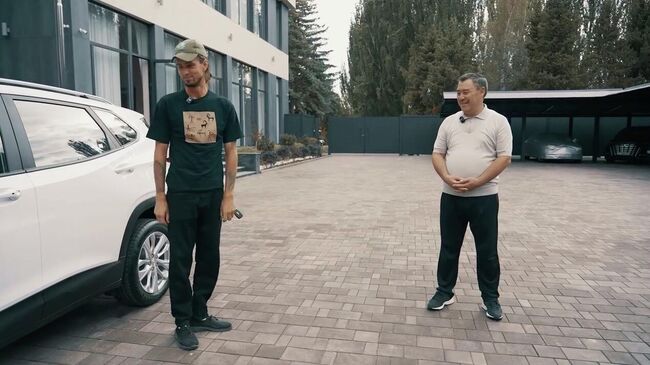 Президент Киргизии Садыр Жапаров подарил внедорожник Chevrolet экоактивисту из России Андрею Панаеву Президент Киргизии Садыр Жапаров подарил внедорожник Chevrolet экоактивисту из России Андрею Панаеву