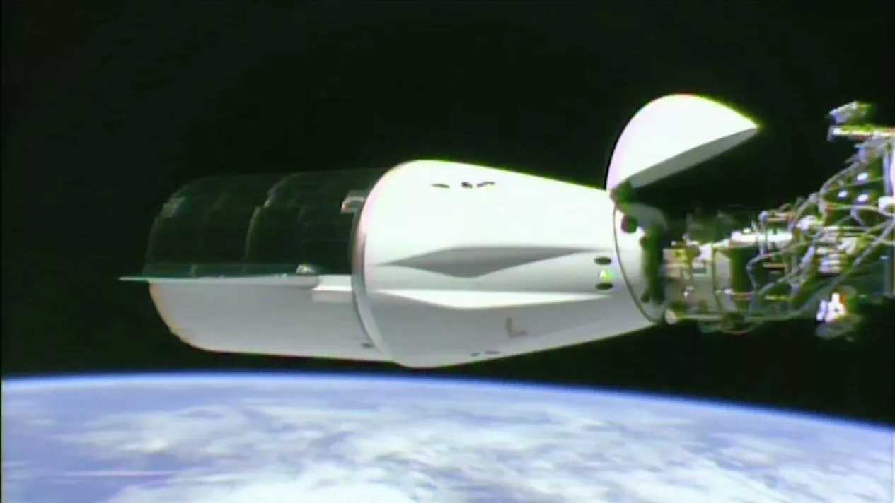Космический корабль Dragon компании SpaceX пристыковался к МКС