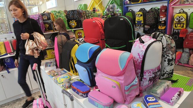 Покупатель на школьной ярмарке в торговом центре