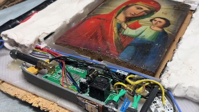 Православная икона с взрывным устройством, изъятая сотрудниками ФСБ РФ у гражданки России в ходе оперативно-розыскных мероприятий