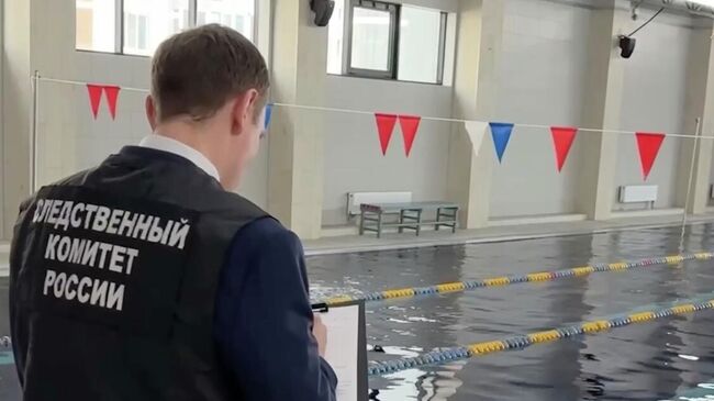 Работа СК РФ на месте гибели мужчины в бассейне спортивного клуба в Москве 