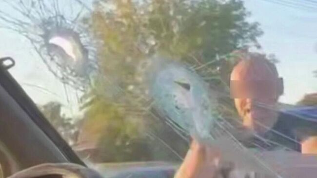 Житель Омской области напал на пассажирскую маршрутку с молотком во время дорожного конфликта