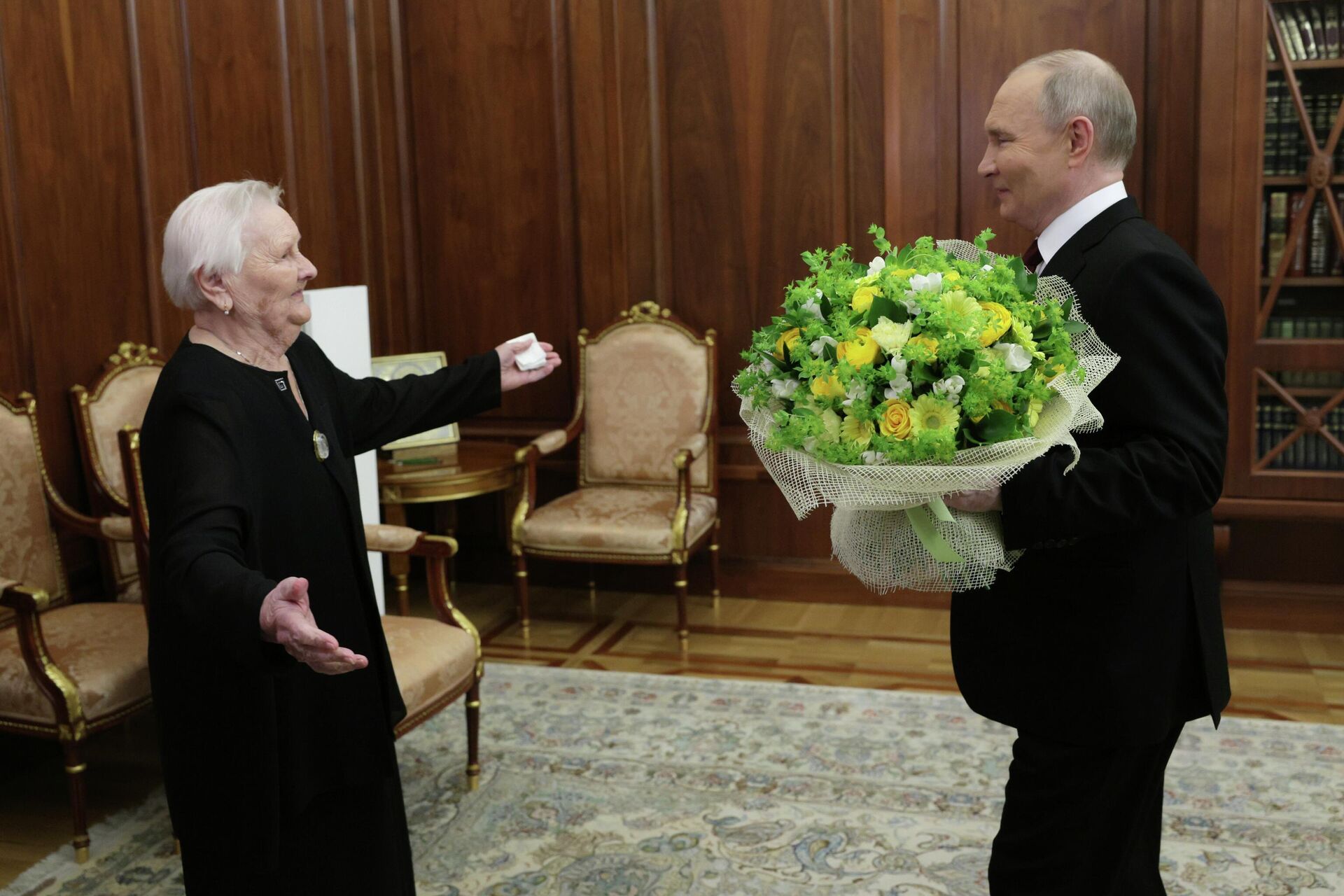 Президент РФ Владимир Путин и его школьная учительница Вера Дмитриевна Гуревич во время встречи Президент РФ Владимир Путин и его школьная учительница Вера Дмитриевна Гуревич во время встречи - РИА Новости, 1920, 25.08.2025