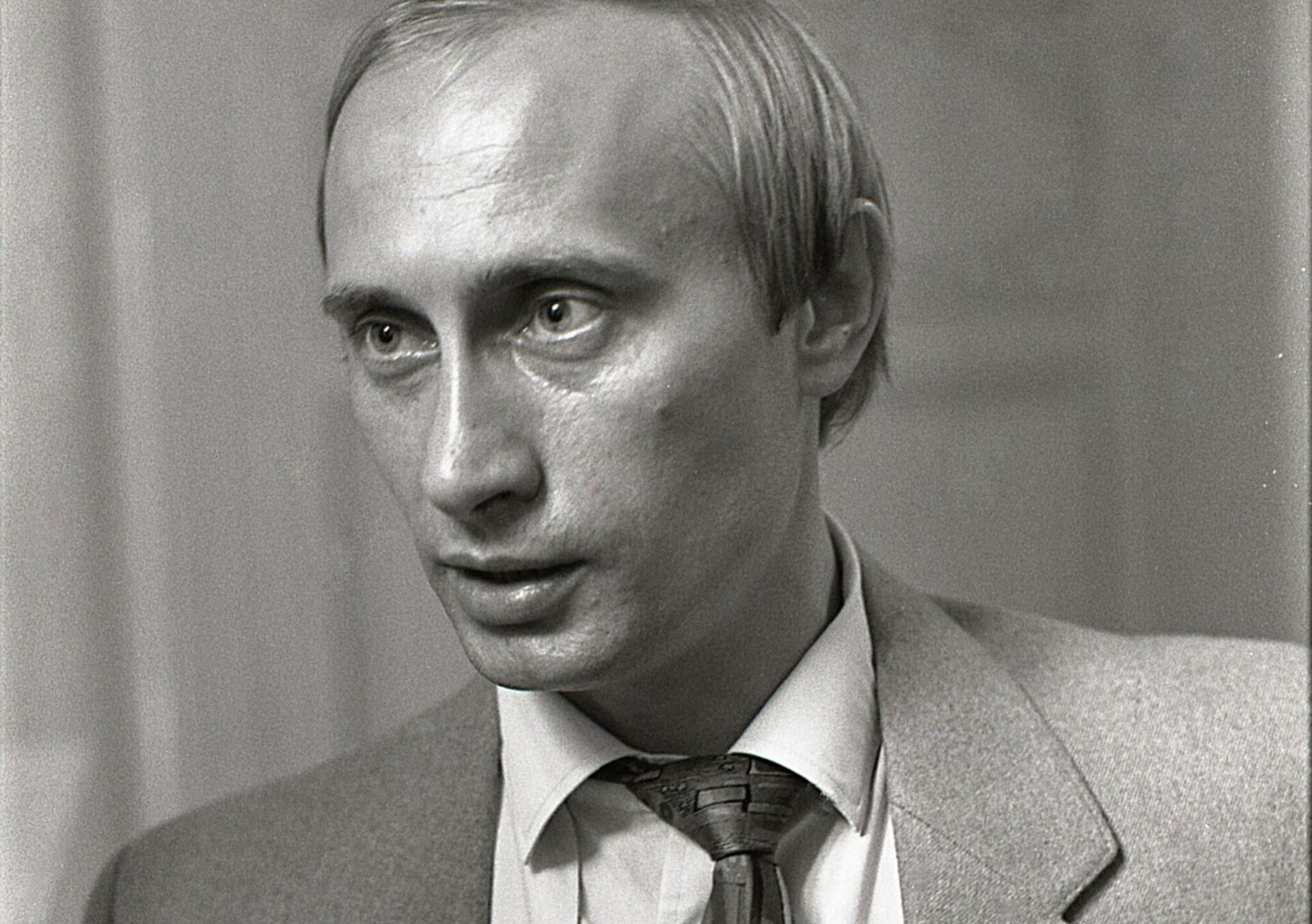 Заместитель мэра Ленинграда Владимир Путин в Мариинском дворце Заместитель мэра Ленинграда Владимир Путин в Мариинском дворце - РИА Новости, 1920, 25.08.2025